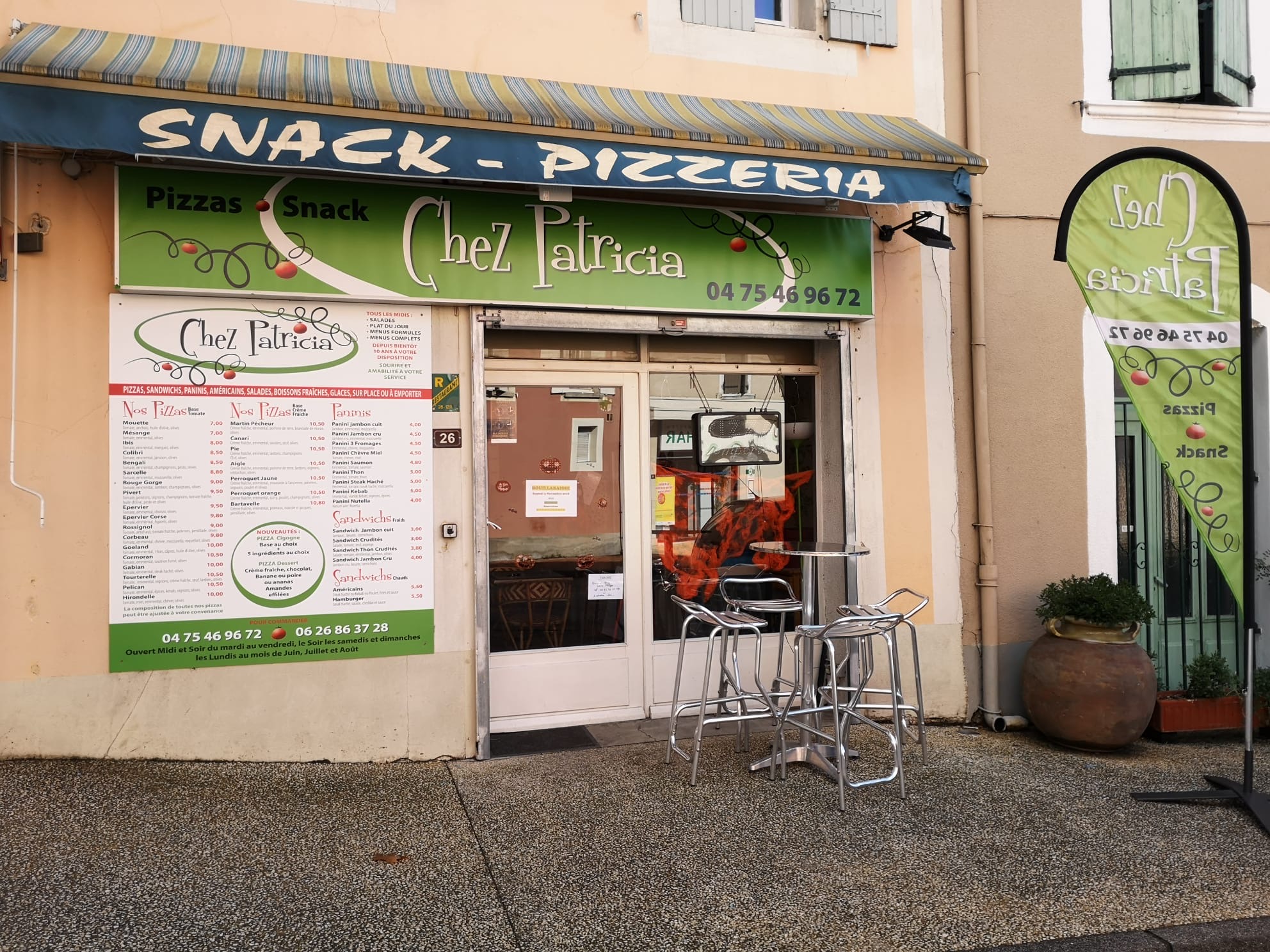Terrasse et devanture du restaurant Chez Patricia à Tulette