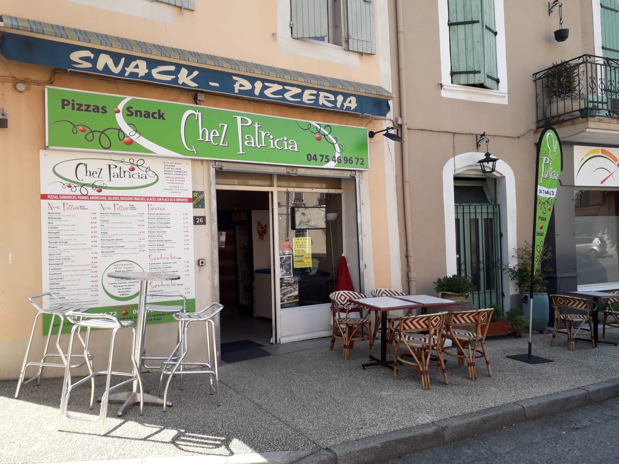 Devanture et terrasse du restaurant Chez Patricia à Tulette