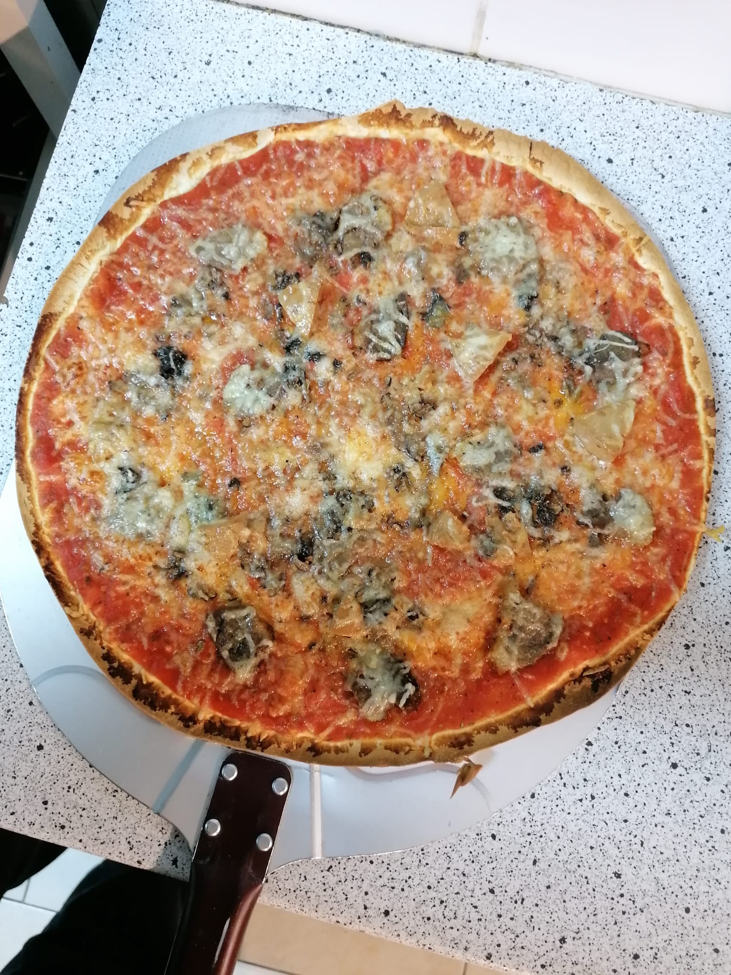 Pizza artisanale base tomate Chez Patricia Tulette