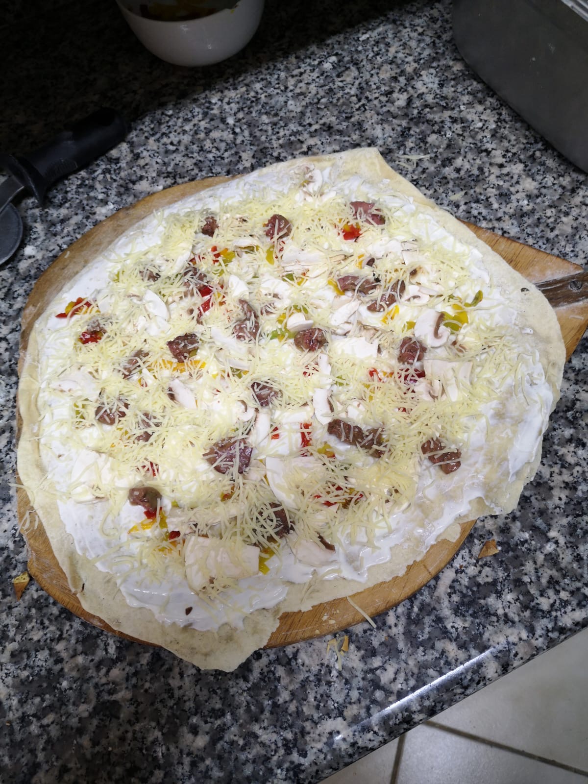 Préparation artisanale des pizzas Chez Patricia Tulette