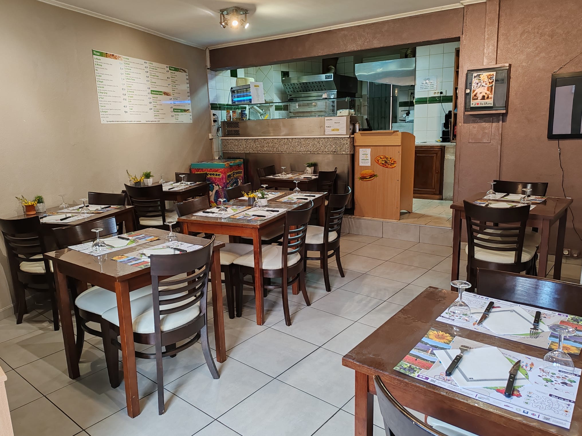 Salle avec vue sur la cuisine ouverte Chez Patricia